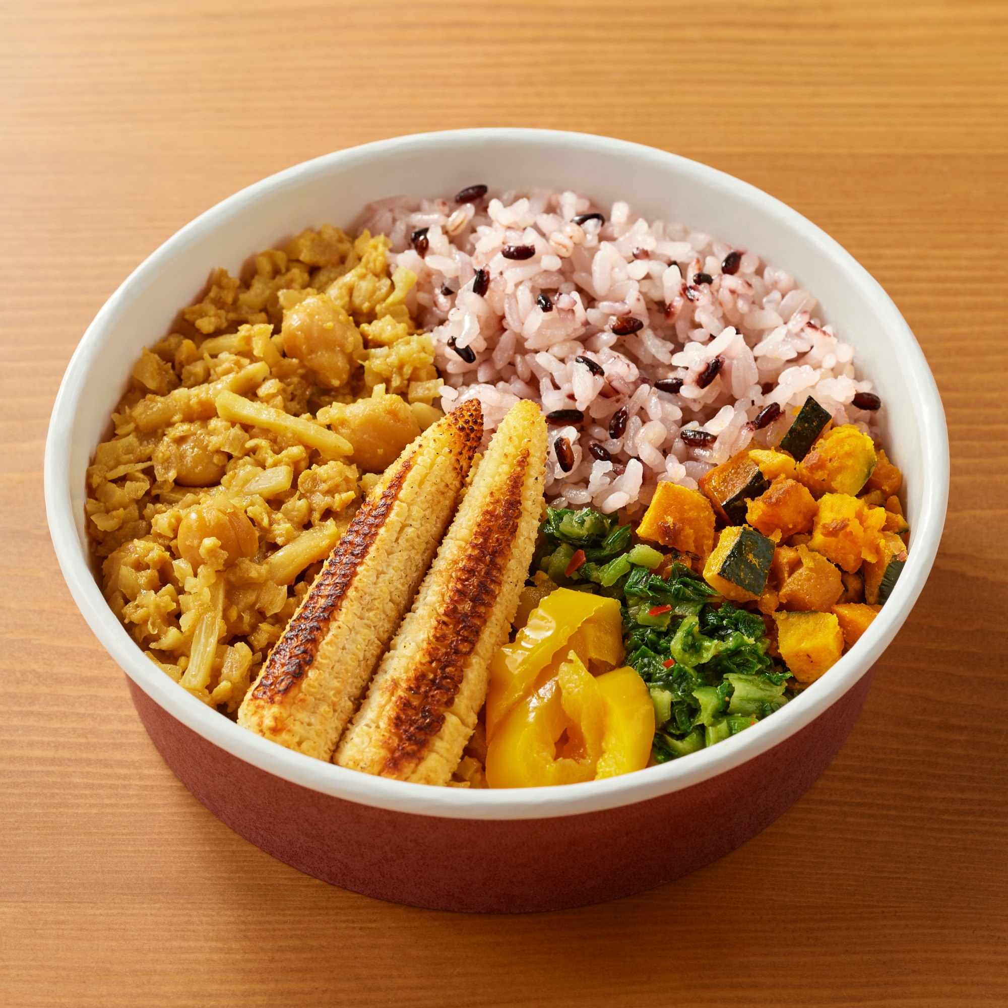 １／３日分の野菜を使った雑穀ごはん　ひよこ豆のカレー炒めとかぼちゃサラダ