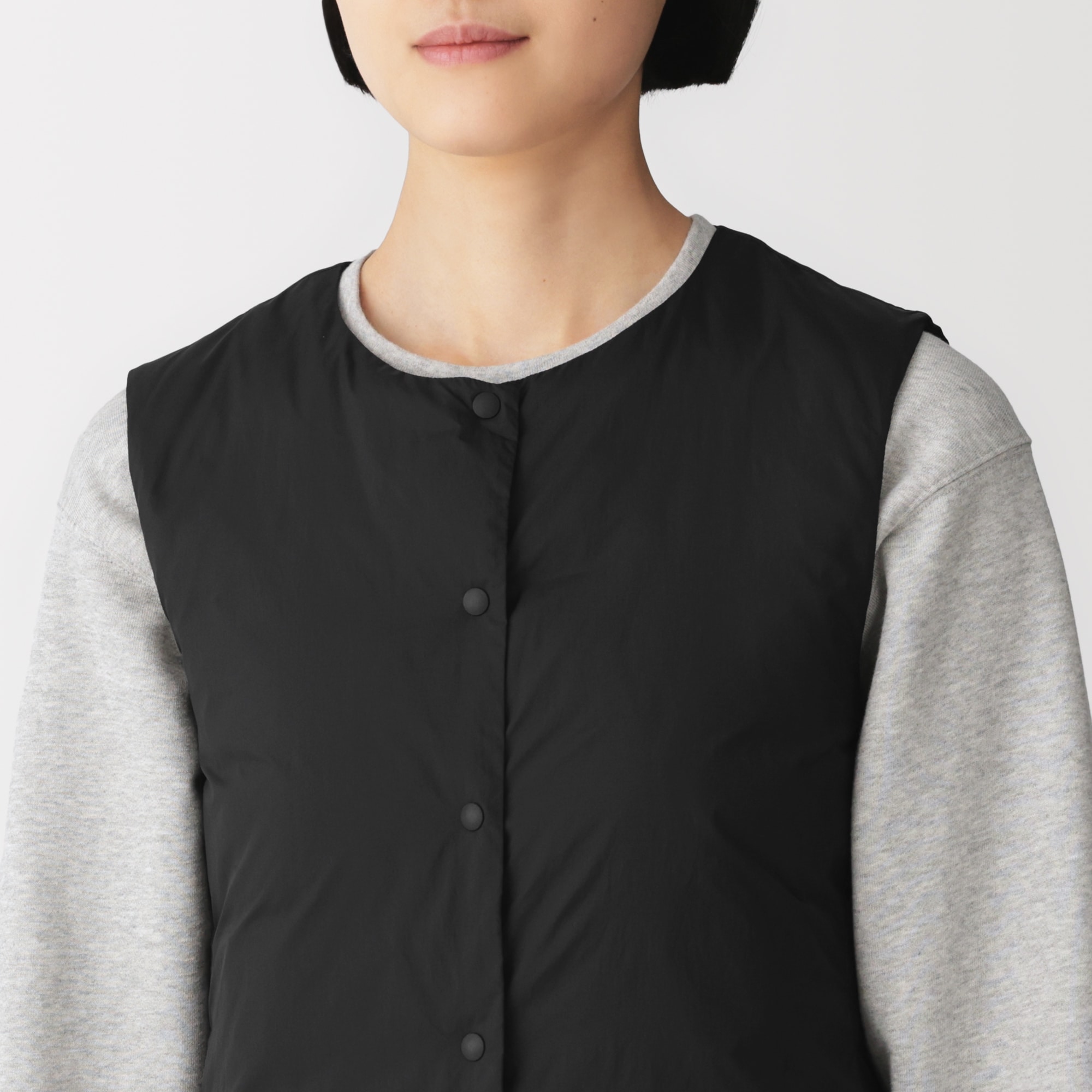 婦人　軽量ダウンポケッタブルノーカラーベスト