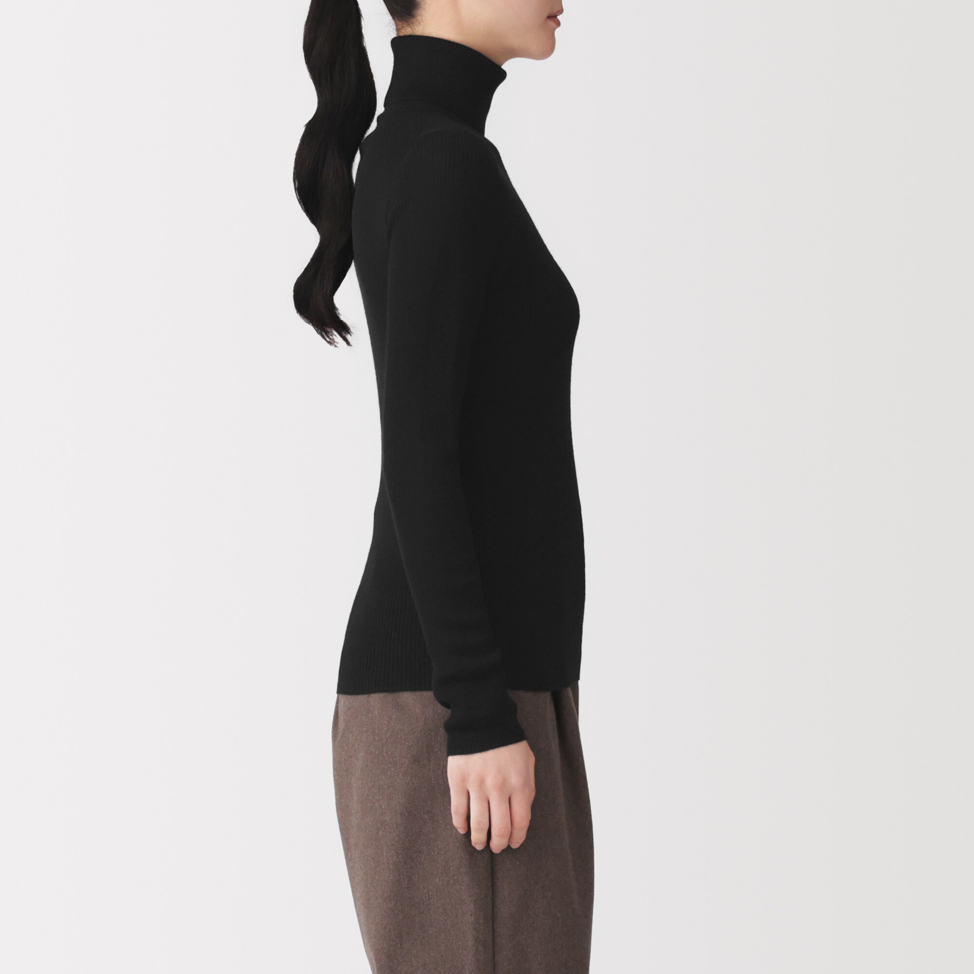 婦人　首のチクチクを抑えたリブタートルネックセーター