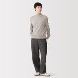 婦人　首のチクチクを抑えたハイネックセーター