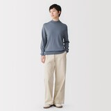 婦人　首のチクチクを抑えたハイネックセーター