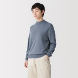 婦人　首のチクチクを抑えたハイネックセーター
