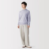 婦人　首のチクチクを抑えたハイネックセーター