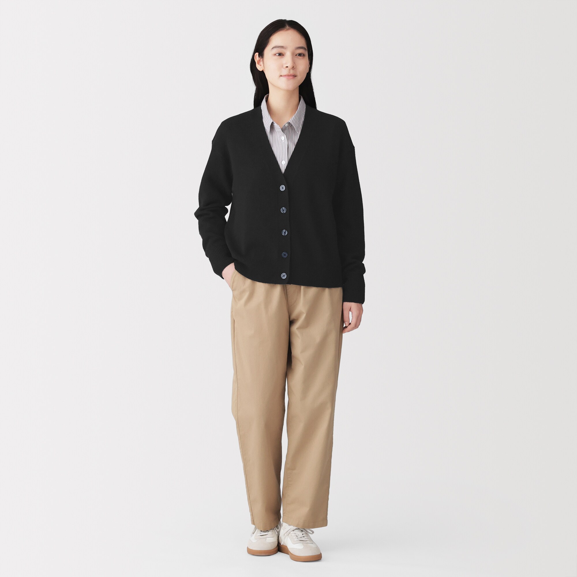 婦人　洗えるウールミドルゲージＶネックカーディガン