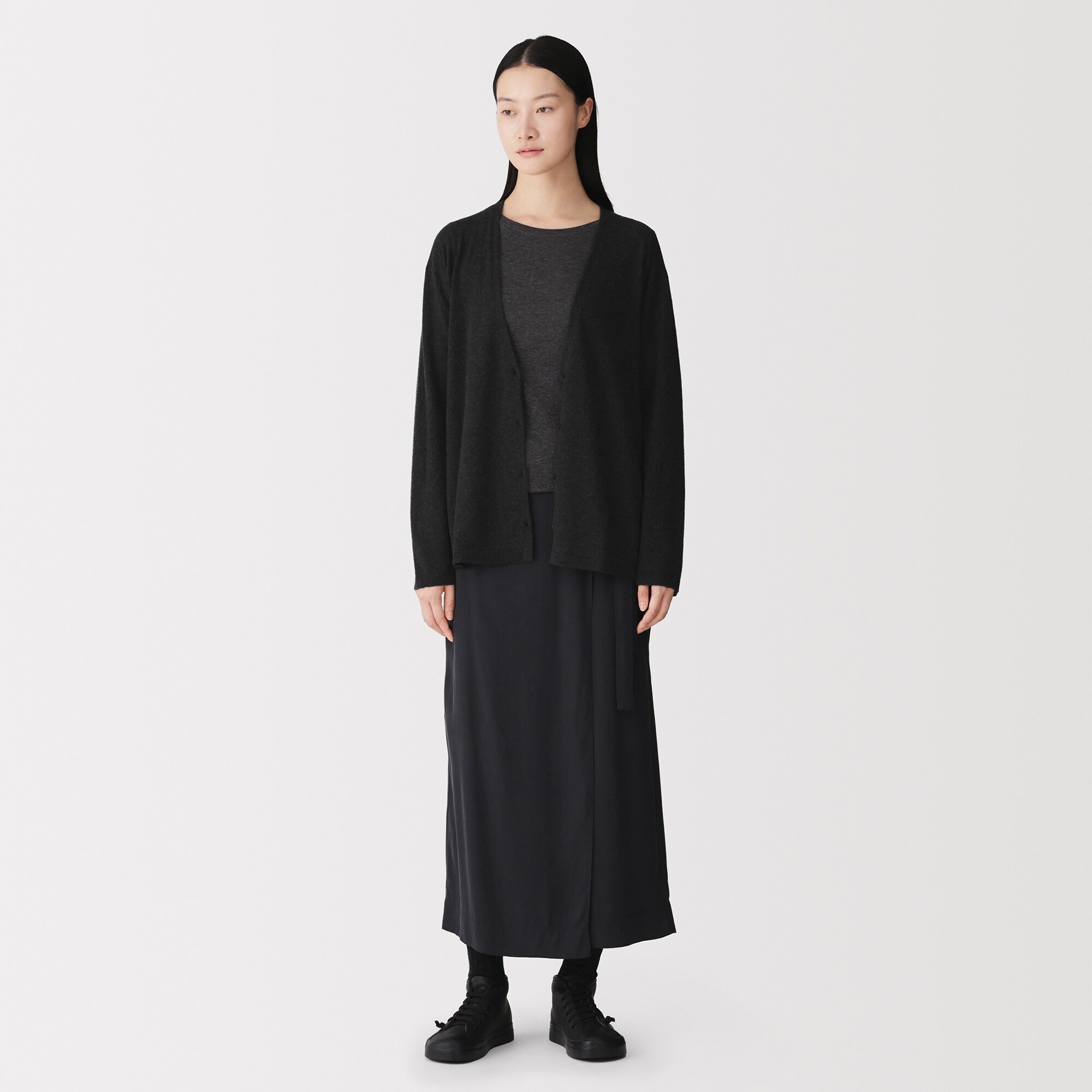 婦人　自然の色を生かして染色した　カシミヤＶネックカーディガン