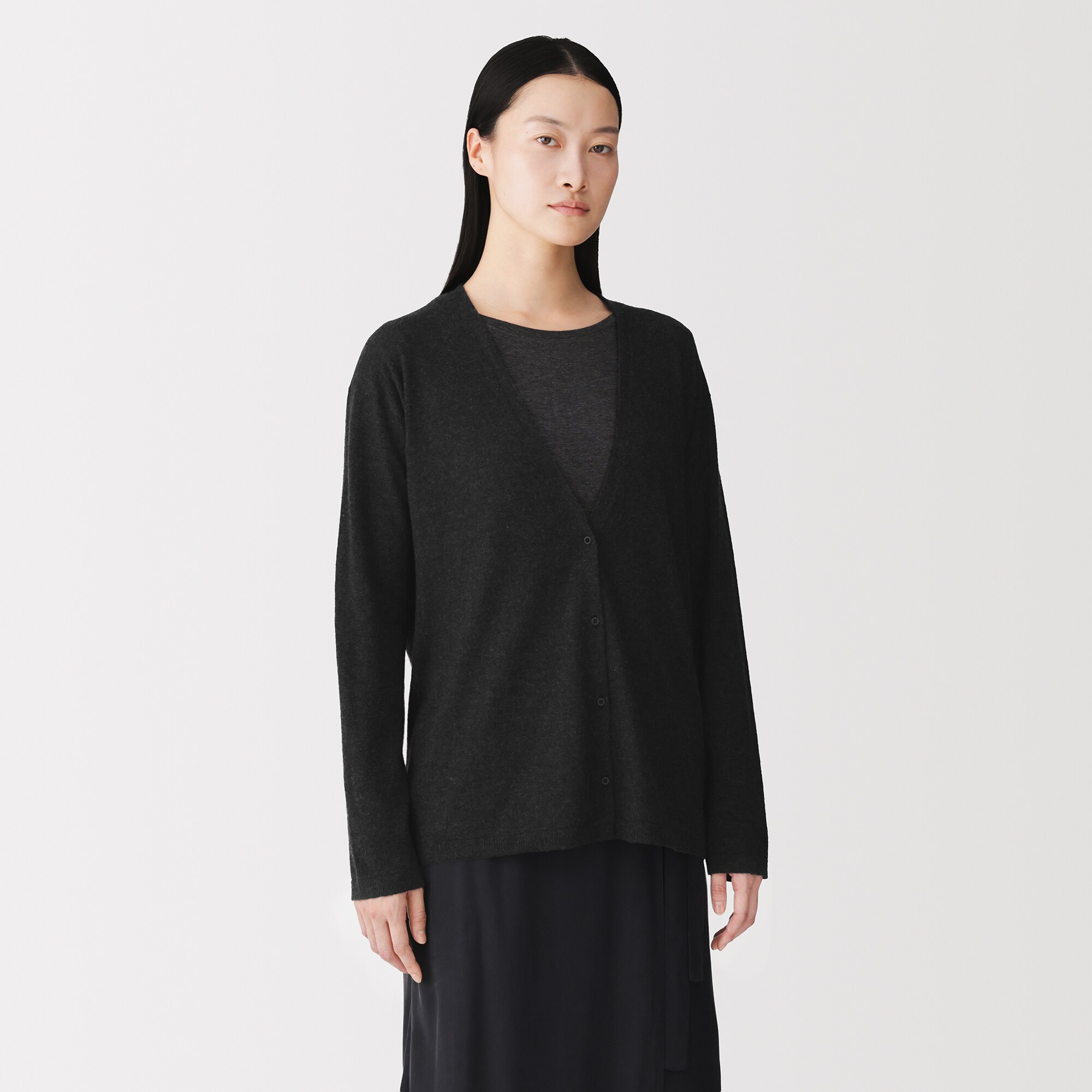 婦人　自然の色を生かして染色した　カシミヤＶネックカーディガン