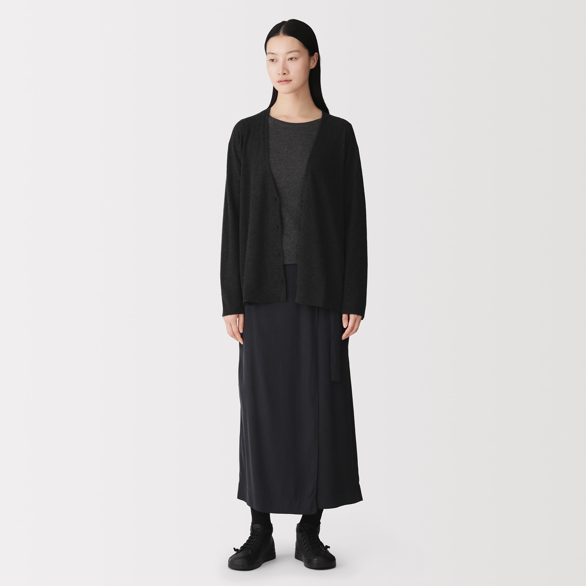 婦人　自然の色を生かして染色した　カシミヤＶネックカーディガン