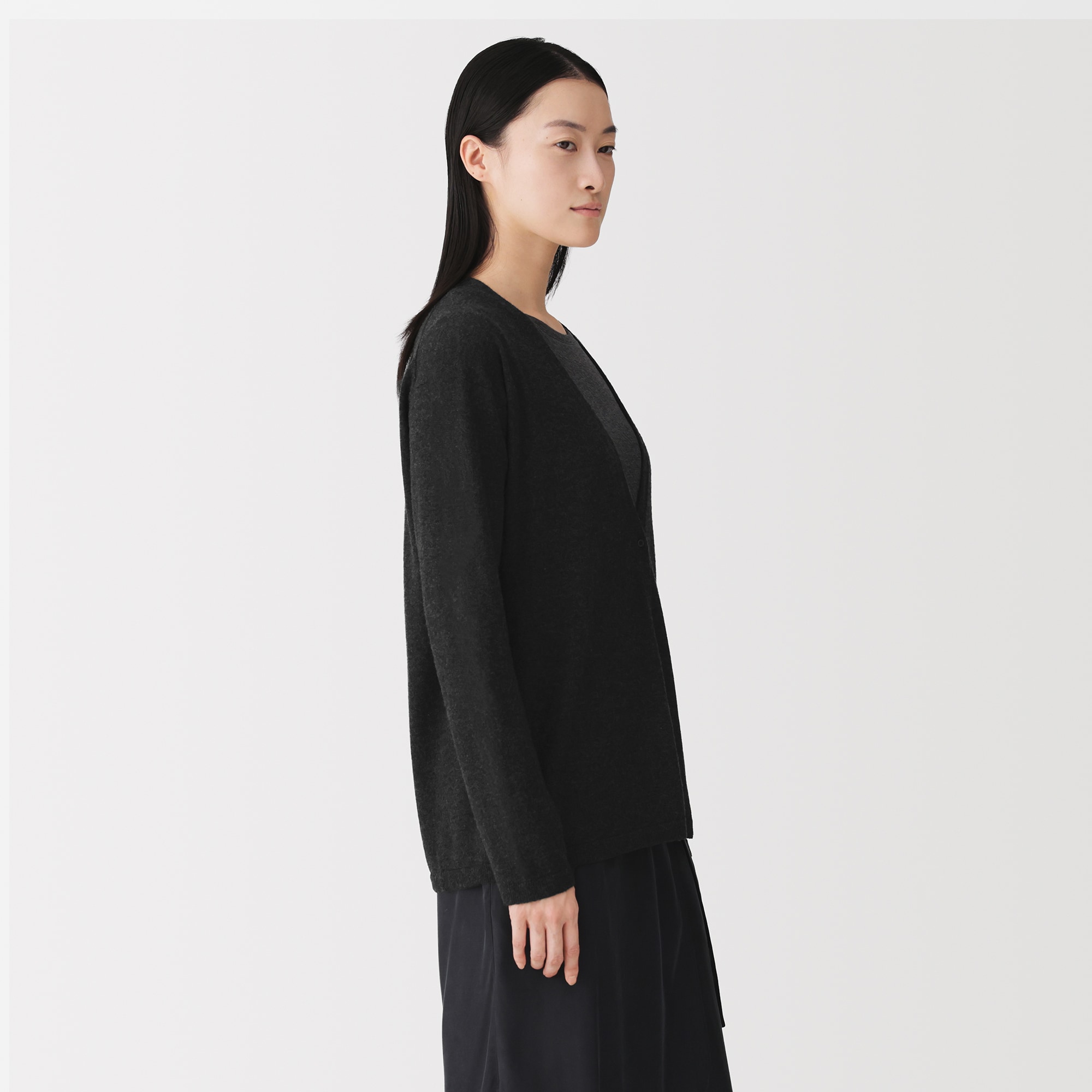 婦人　自然の色を生かして染色した　カシミヤＶネックカーディガン