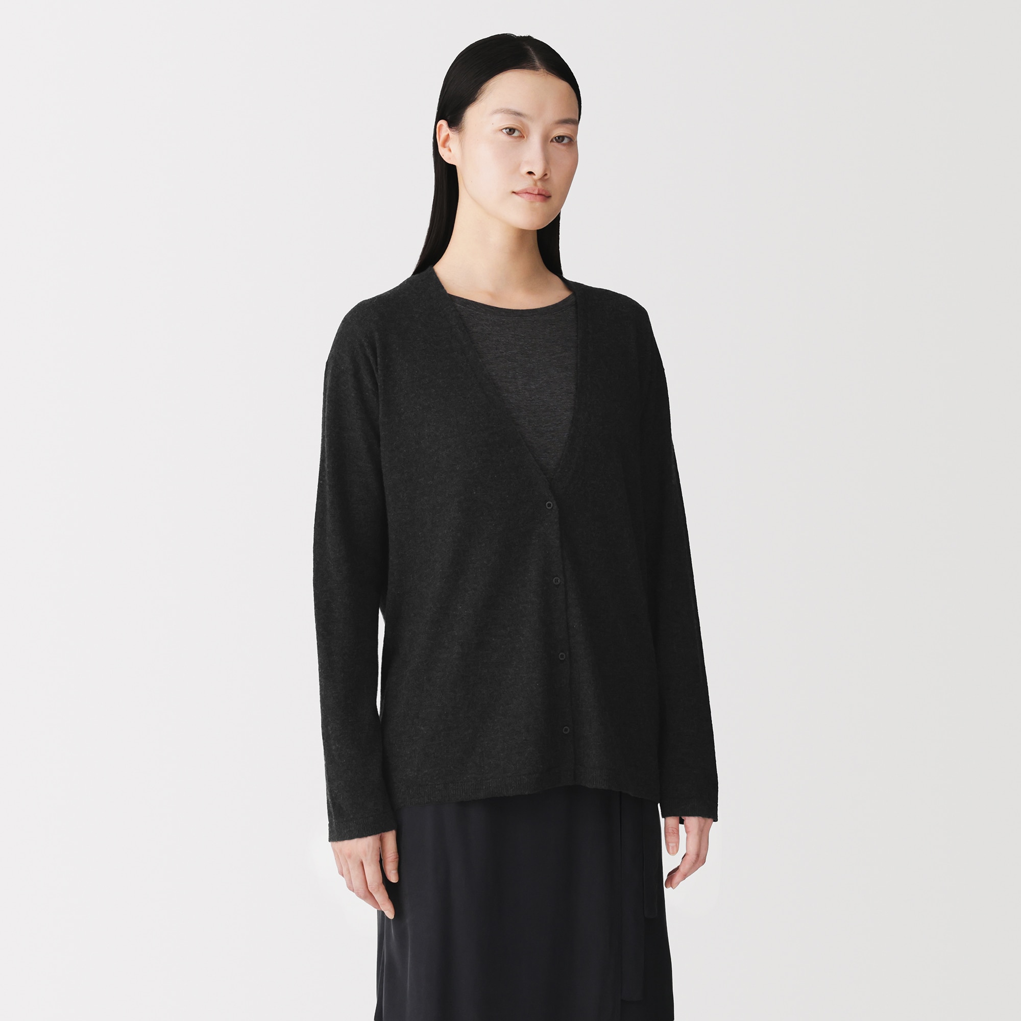 婦人　自然の色を生かして染色した　カシミヤＶネックカーディガン