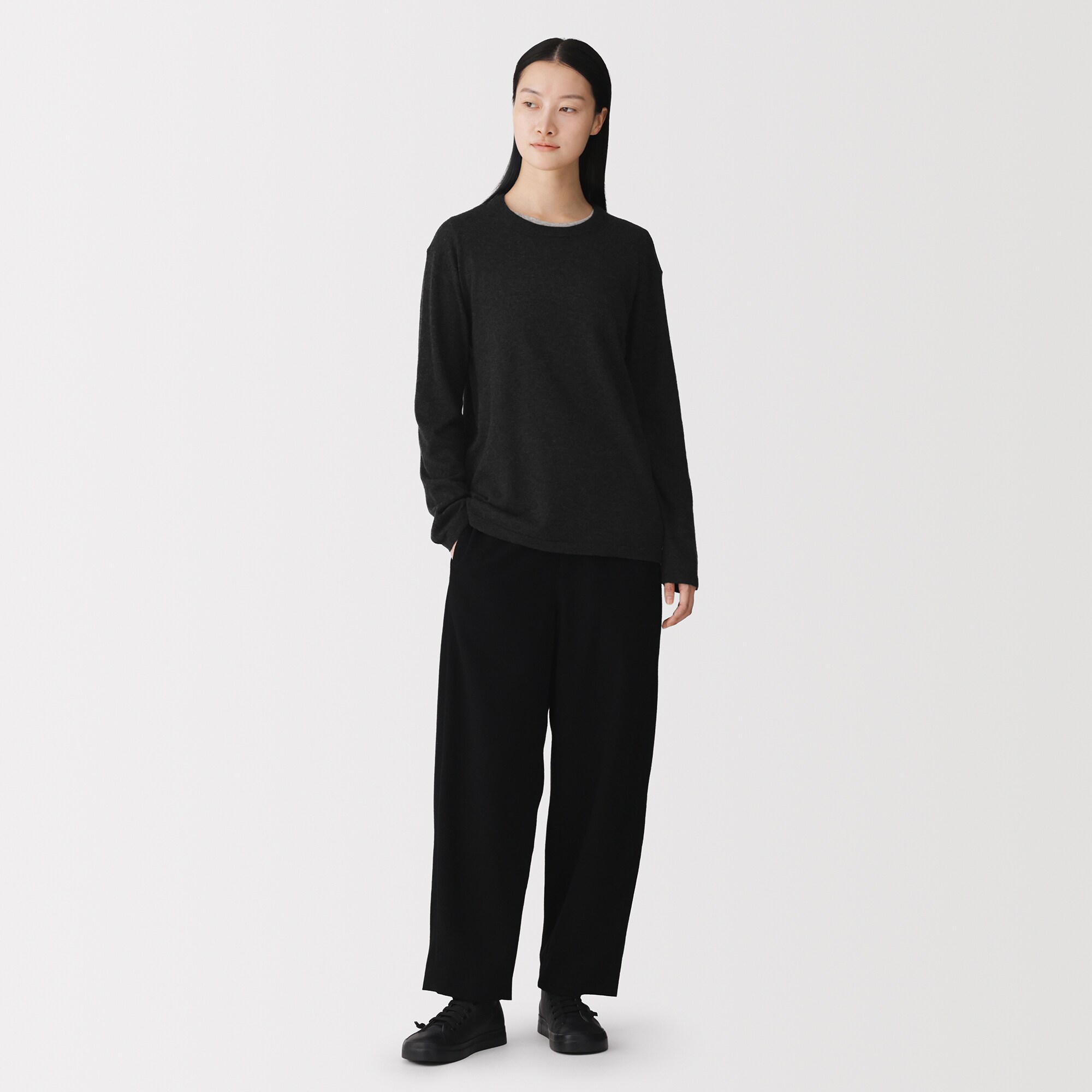 婦人　自然の色を生かして染色した　カシミヤクルーネックセーター