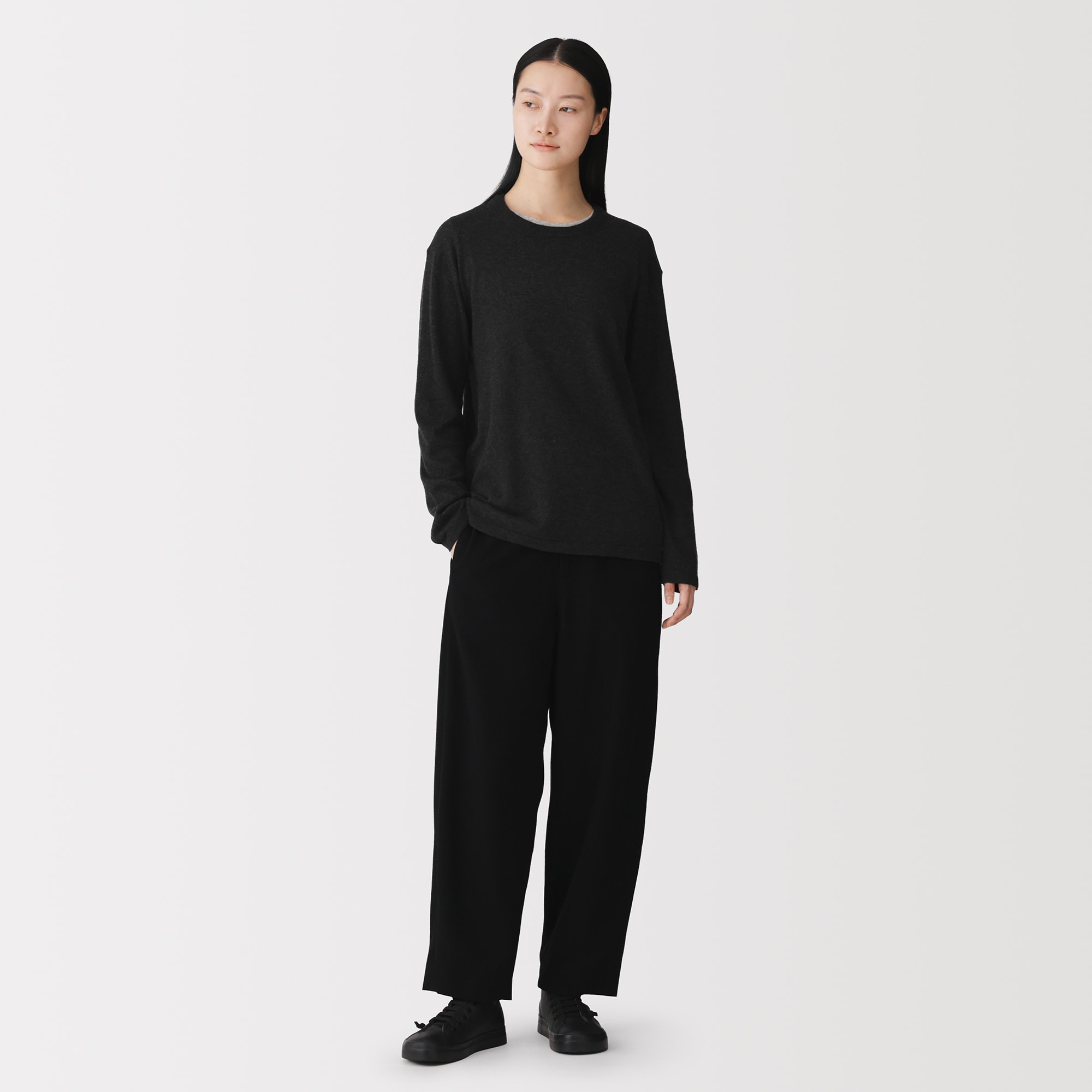 婦人　自然の色を生かして染色した　カシミヤクルーネックセーター