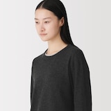 婦人　自然の色を生かして染色した　カシミヤクルーネックセーター
