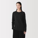 婦人　自然の色を生かして染色した　カシミヤクルーネックセーター