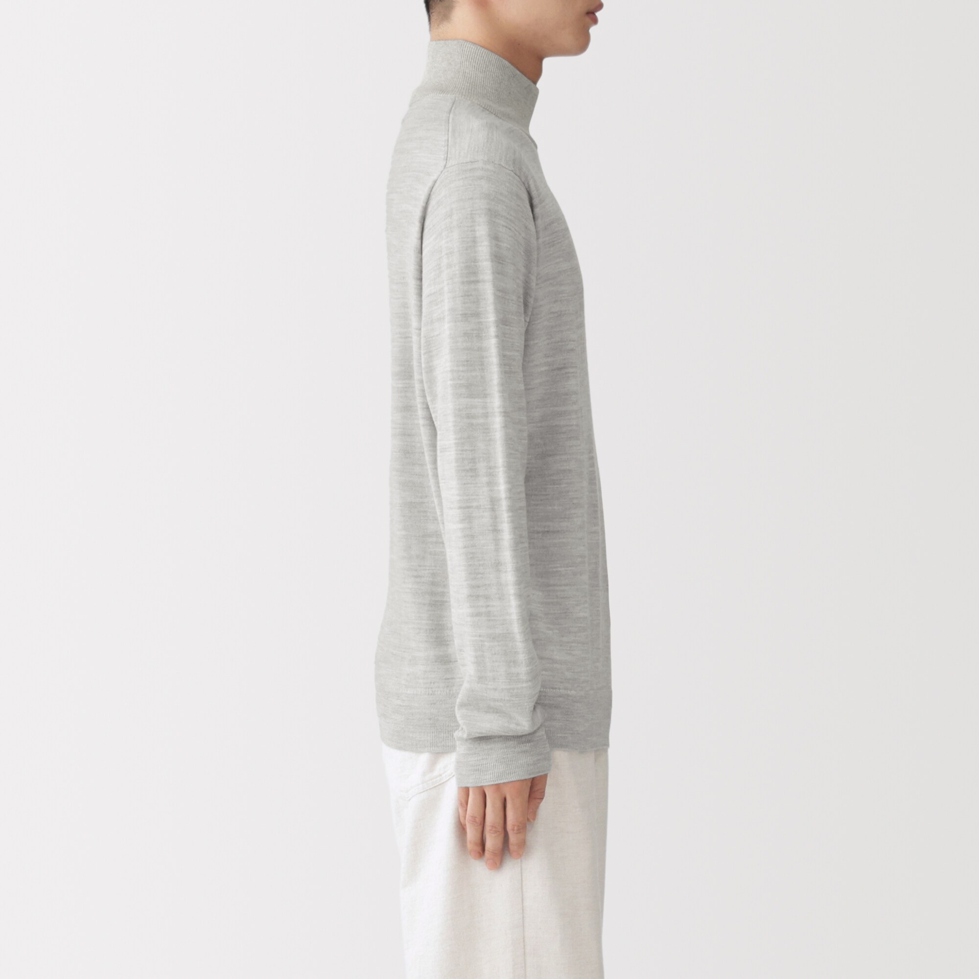 紳士　首のチクチクを抑えたハイネックセーター