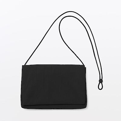 【１１月中旬発売予定】撥水再生ナイロンストラップ付ポーチ　Ｌ　約２５×３×１５ｃｍ