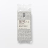 軽い力で汚れが落ちる　三層バススポンジ