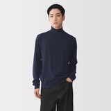 紳士　首のチクチクを抑えたハイネックセーター