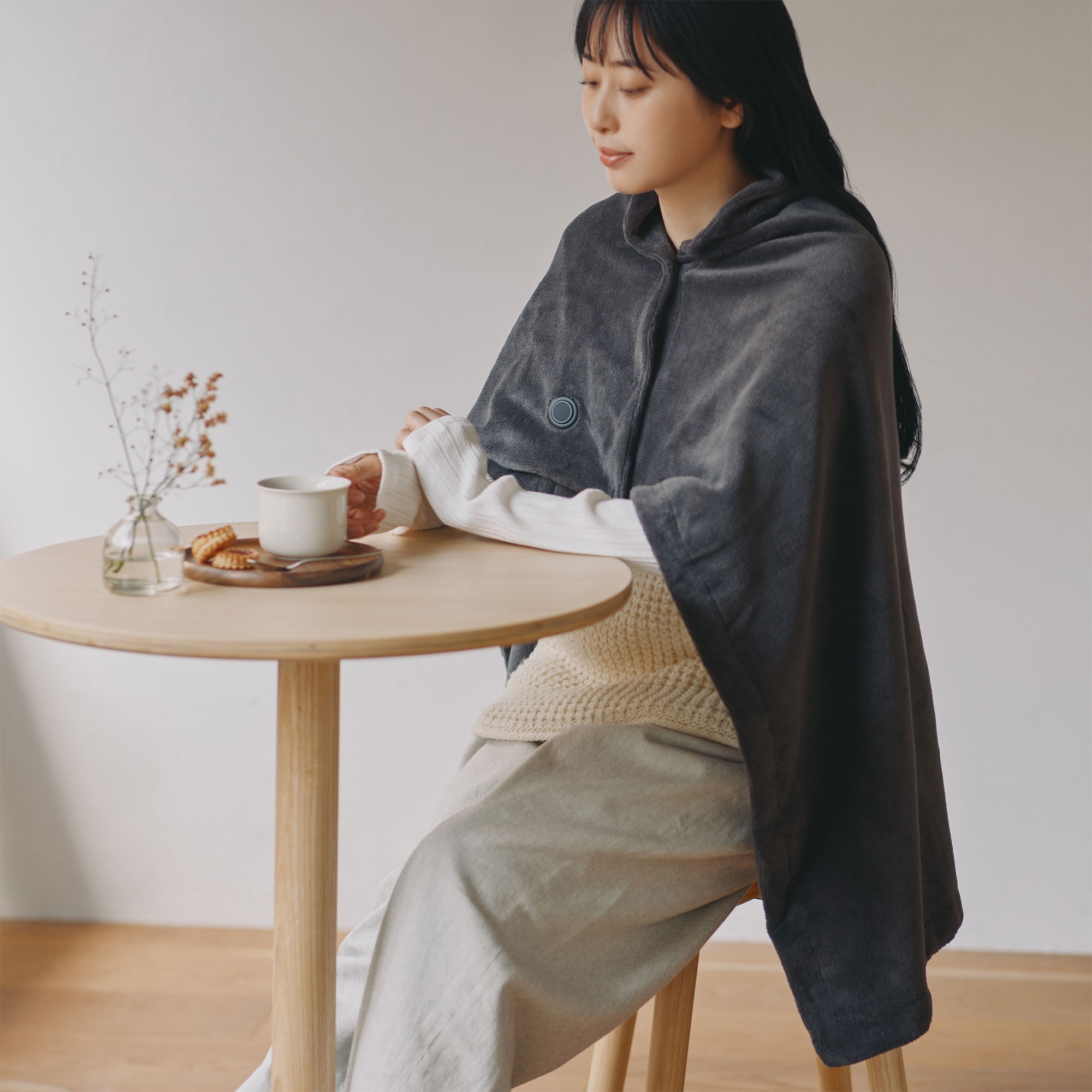 手軽に組み立てられる木製カフェテーブル　直径５６ｃｍ　アッシュ材突板