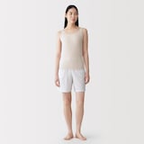 婦人　胸のボリュームをおさえる　ブラタンクトップ