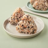 食物繊維がとれるおにぎり　もち麦ごはんの鮭とわかめ