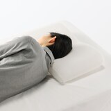 寝返りを受け止めるまくら　低め