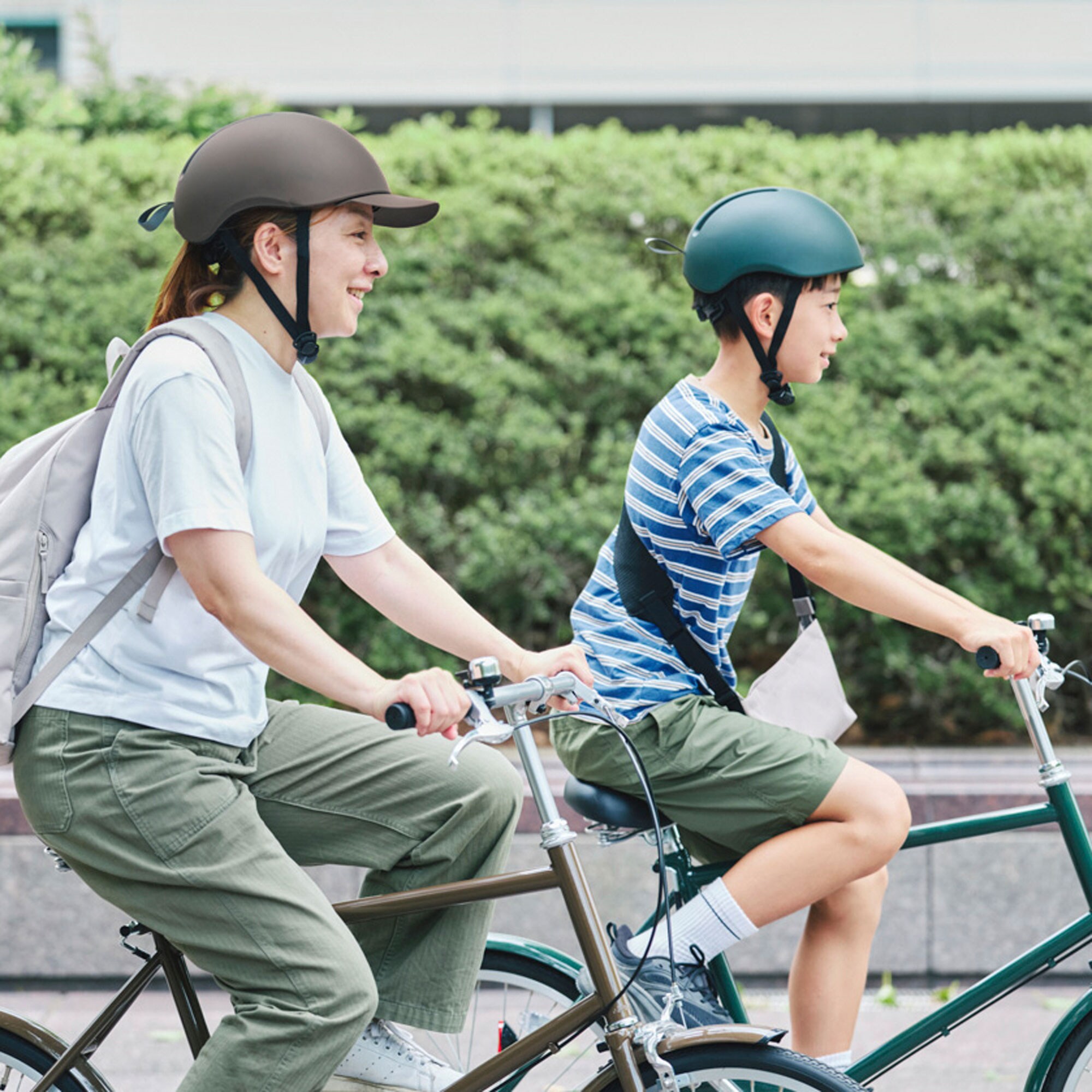 風が抜ける　自転車ヘルメット　エンジ