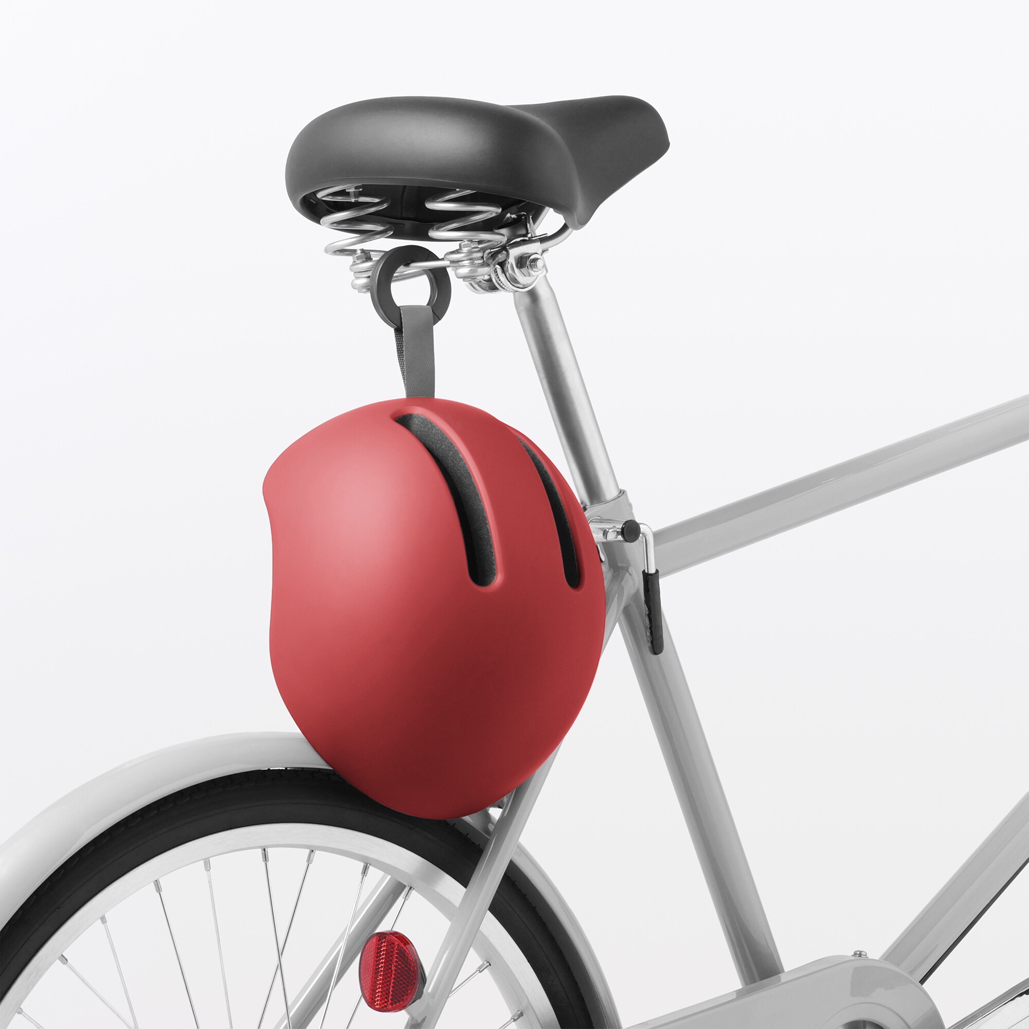 風が抜ける　自転車ヘルメット　エンジ