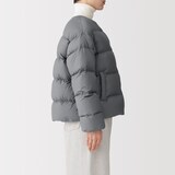 婦人　軽量ダウンポケッタブルノーカラーボリュームブルゾン