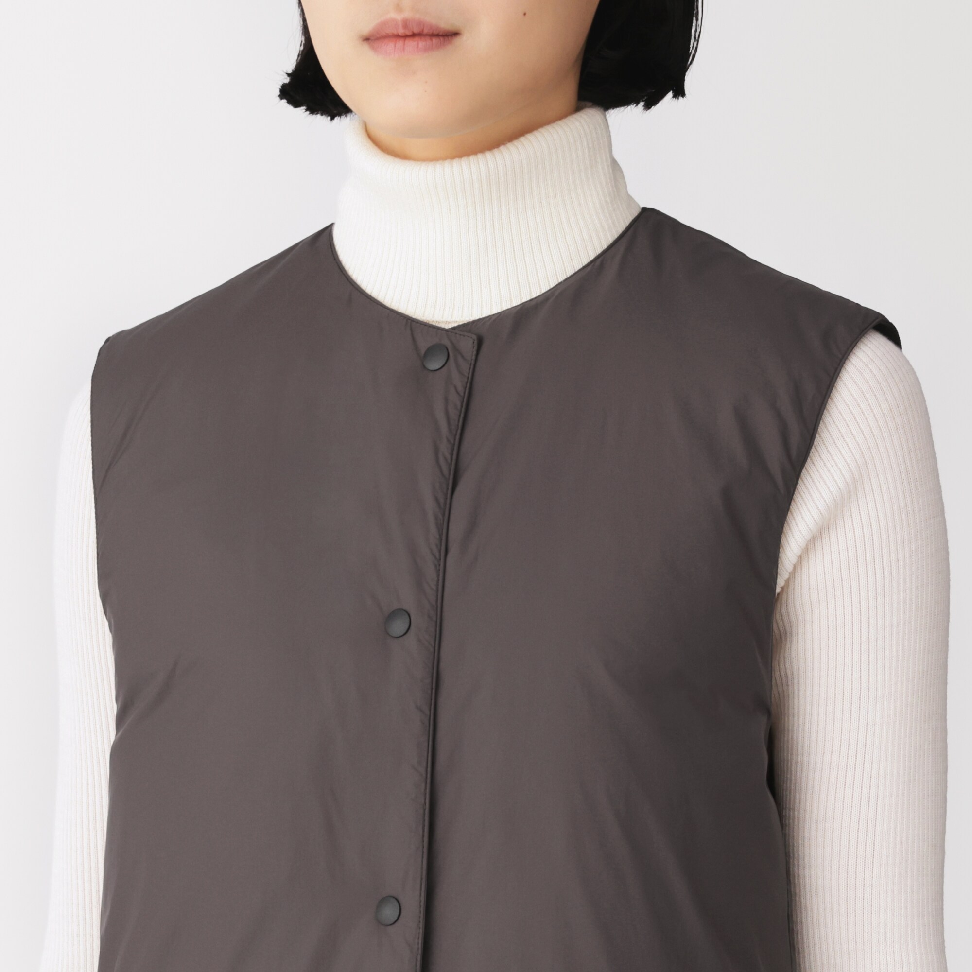 婦人　軽量ダウンポケッタブルノーカラーロングベスト