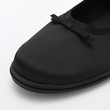 婦人　柔らかい中敷を使用した　撥水ストラップリボンフラットシューズ
