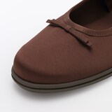 婦人　柔らかい中敷を使用した　撥水ストラップリボンフラットシューズ