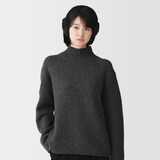 毛布素材でできた　イヤーマフ