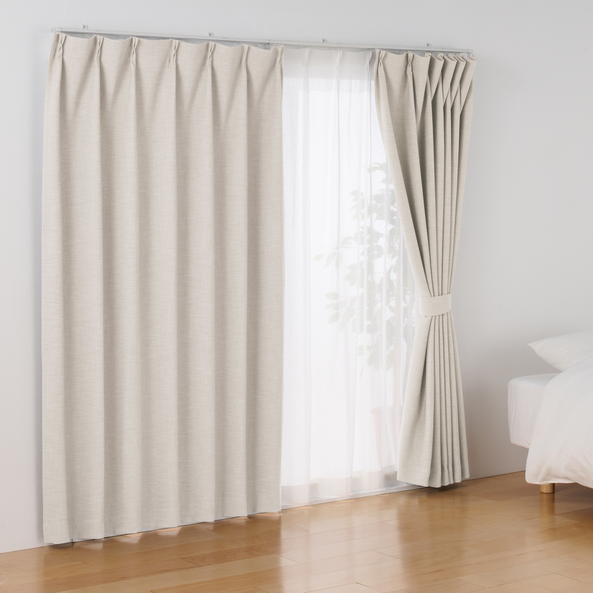 ポリエステル杢糸ドビー織（防炎・遮光性）プリーツカーテン