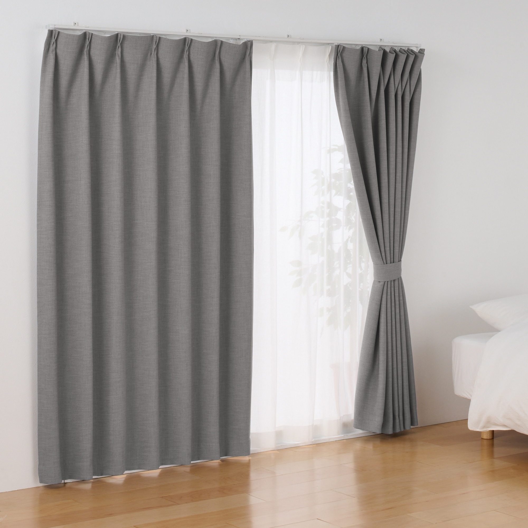 ポリエステル杢糸ドビー織（防炎・遮光性）プリーツカーテン