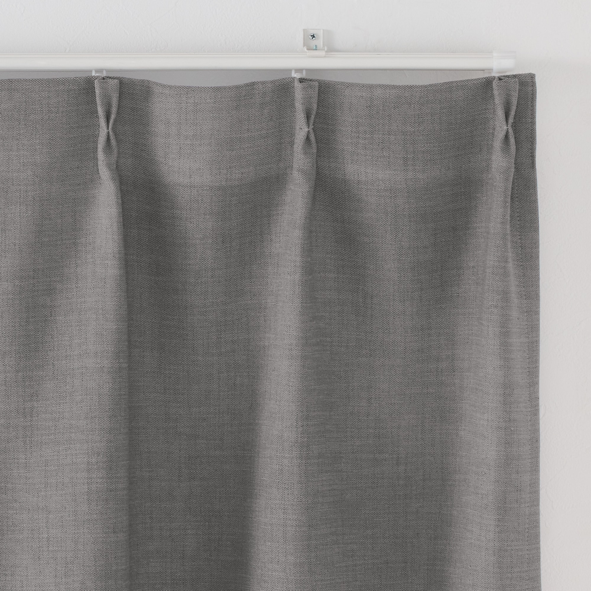 ポリエステル杢糸ドビー織（防炎・遮光性）プリーツカーテン