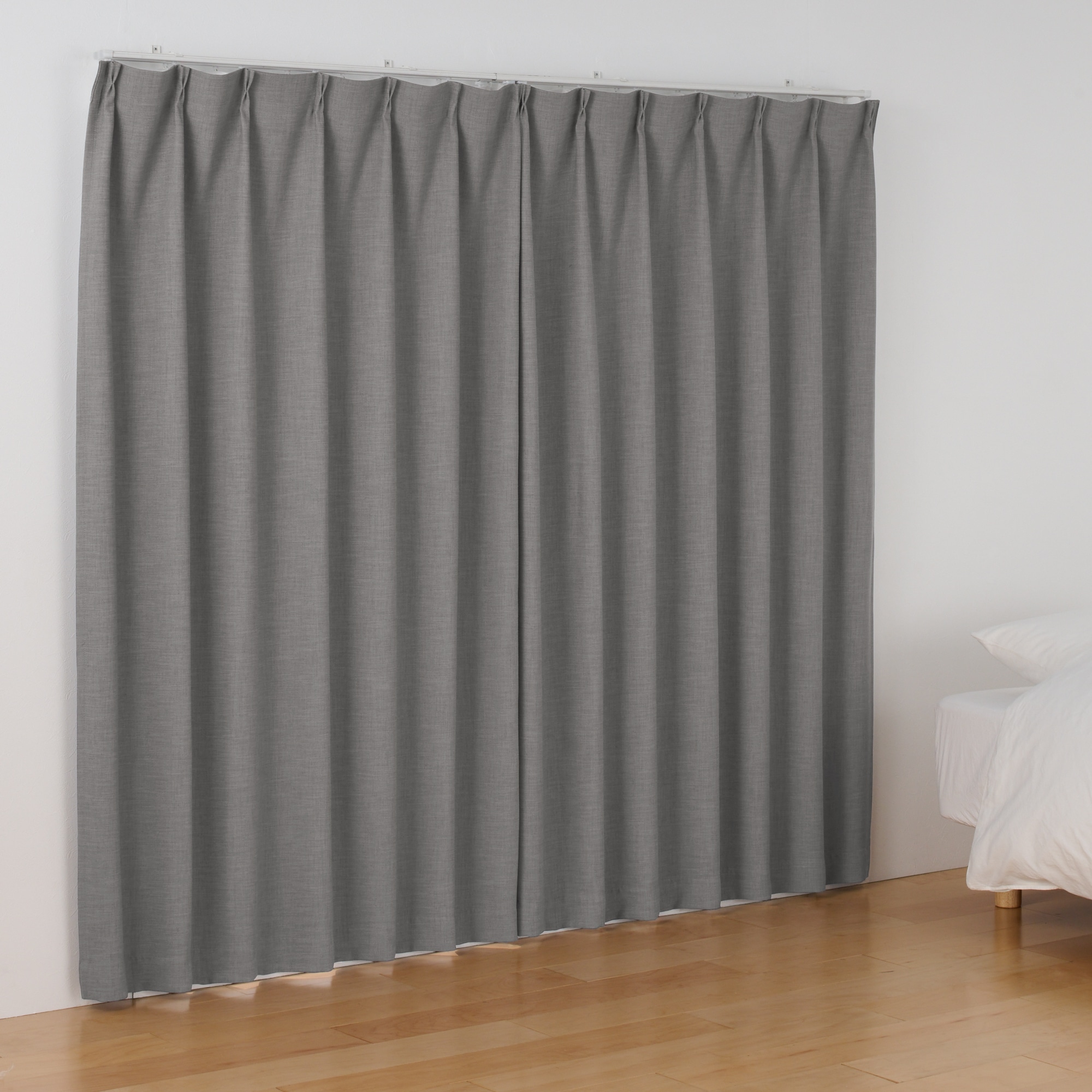 ポリエステル杢糸ドビー織（防炎・遮光性）プリーツカーテン