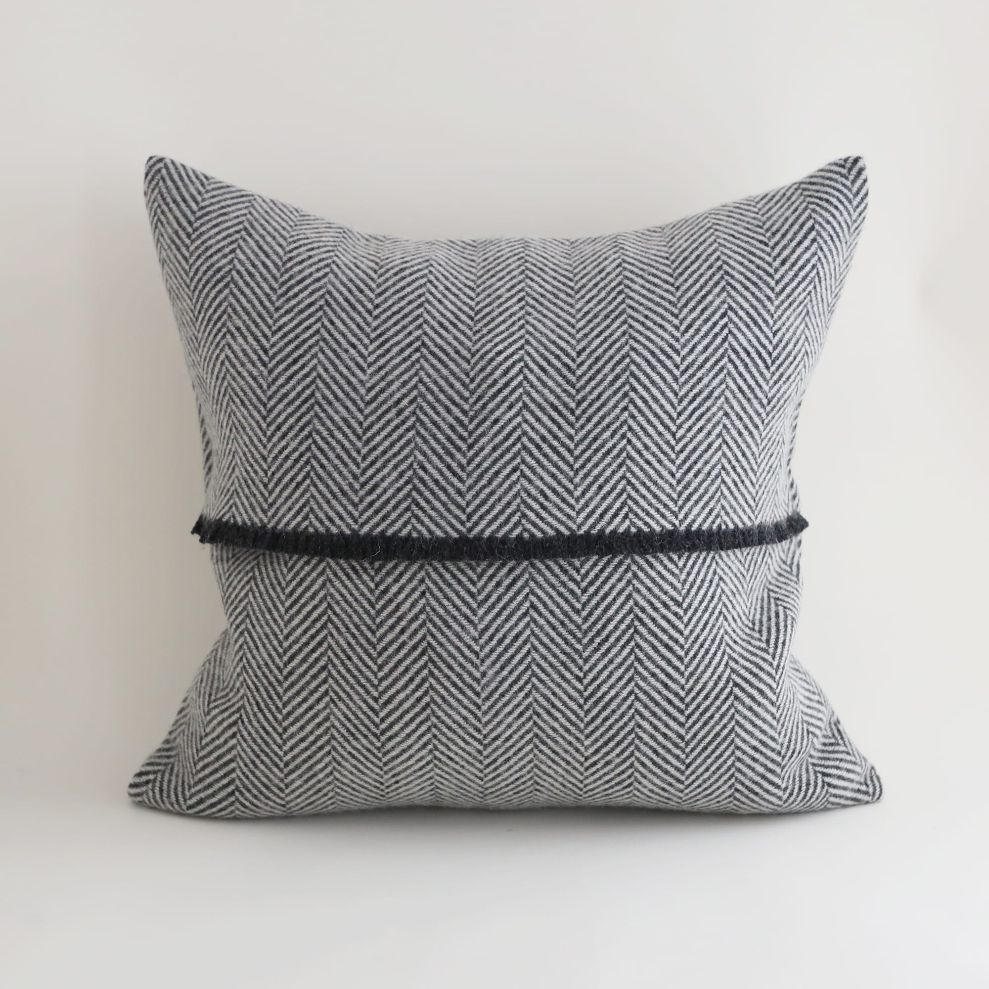 ［ＩＤＥＥ］ＩＤＥＥウールクッションカバー　４５×４５ｃｍ用　ブラック