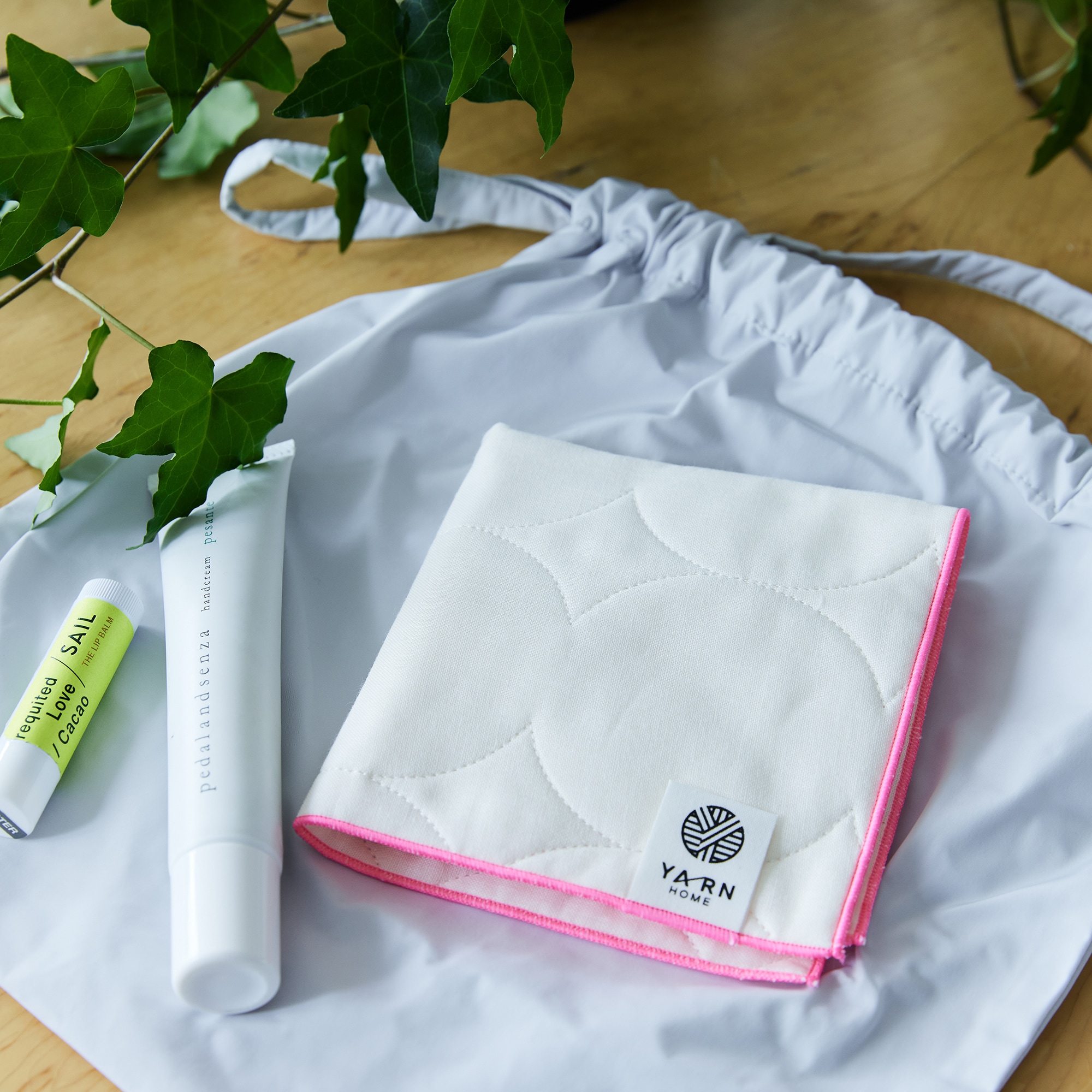 ［ＩＤＥＥ］ＹＡＲＮ　ＨＯＭＥハンカチ　ネオンピンク