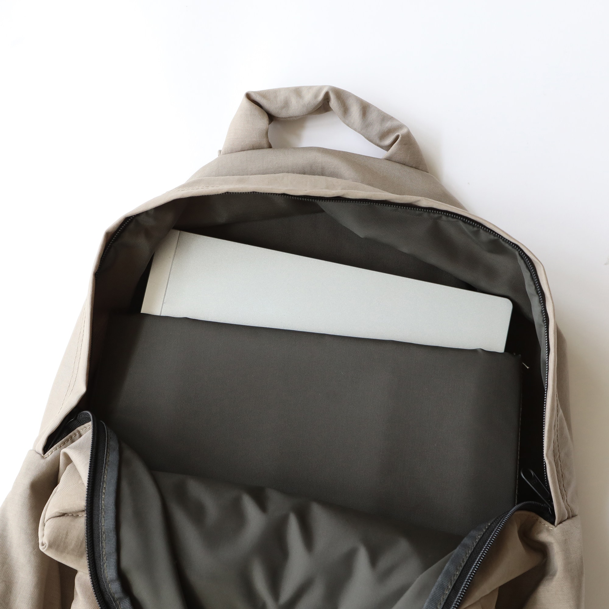 ［ＩＤＥＥ］ＰＵＦＰＯＮ　バックパック　ブラック