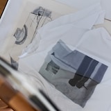 ［ＩＤＥＥ］Ｐｈｏｔｏｇｒａｐｈｙ　Ｔシャツ　Ｓｏｆａ　ホワイト