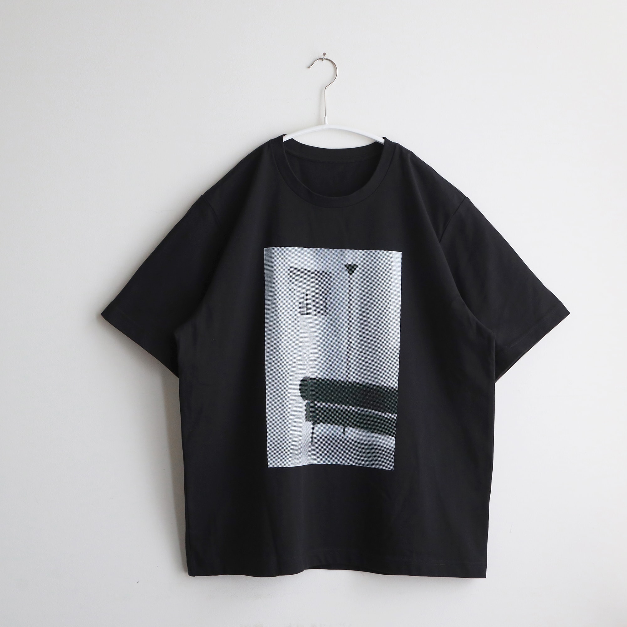 ［ＩＤＥＥ］Ｐｈｏｔｏｇｒａｐｈｙ　Ｔシャツ　Ｓｏｆａ　ブラック