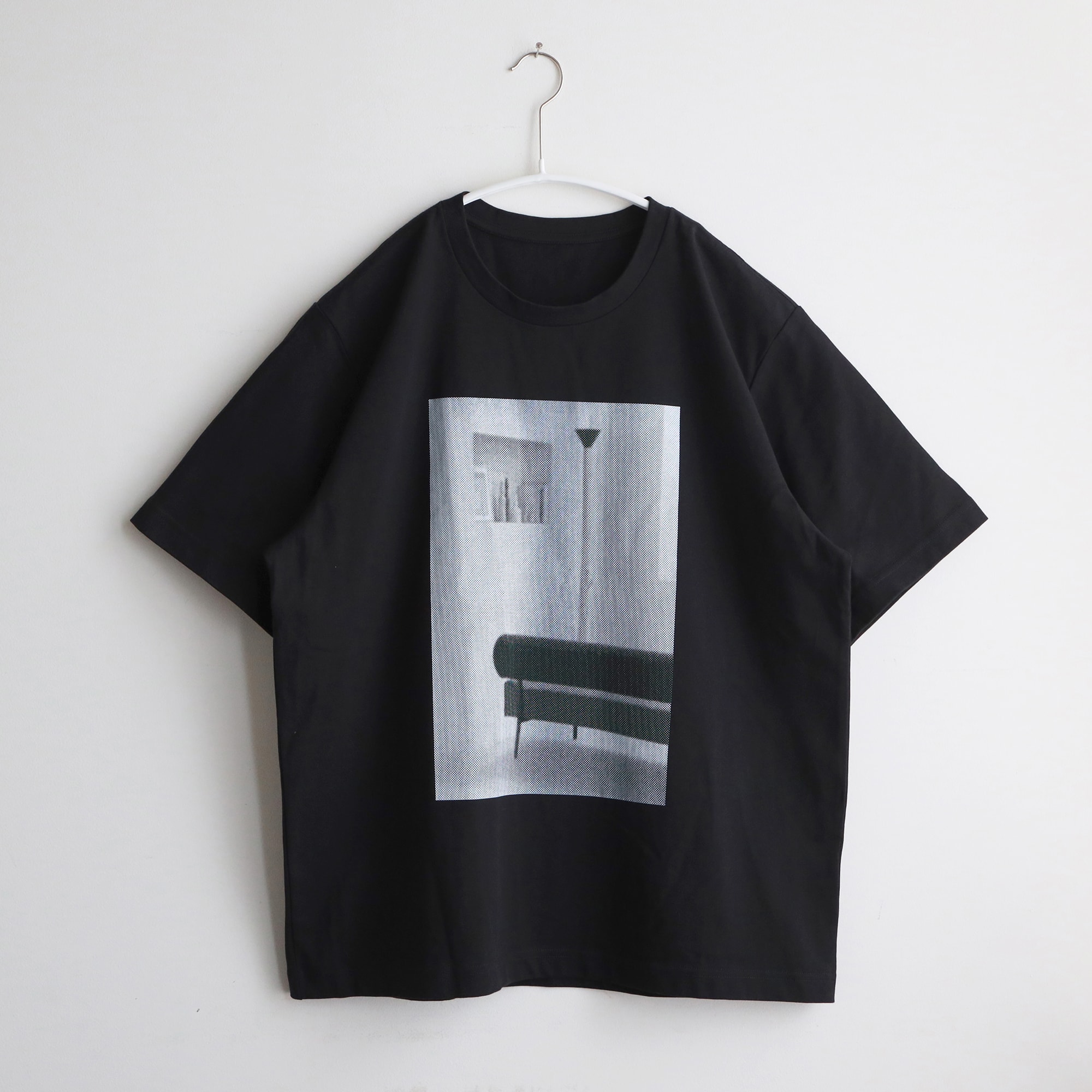 ［ＩＤＥＥ］Ｐｈｏｔｏｇｒａｐｈｙ　Ｔシャツ　Ｓｏｆａ　ブラック