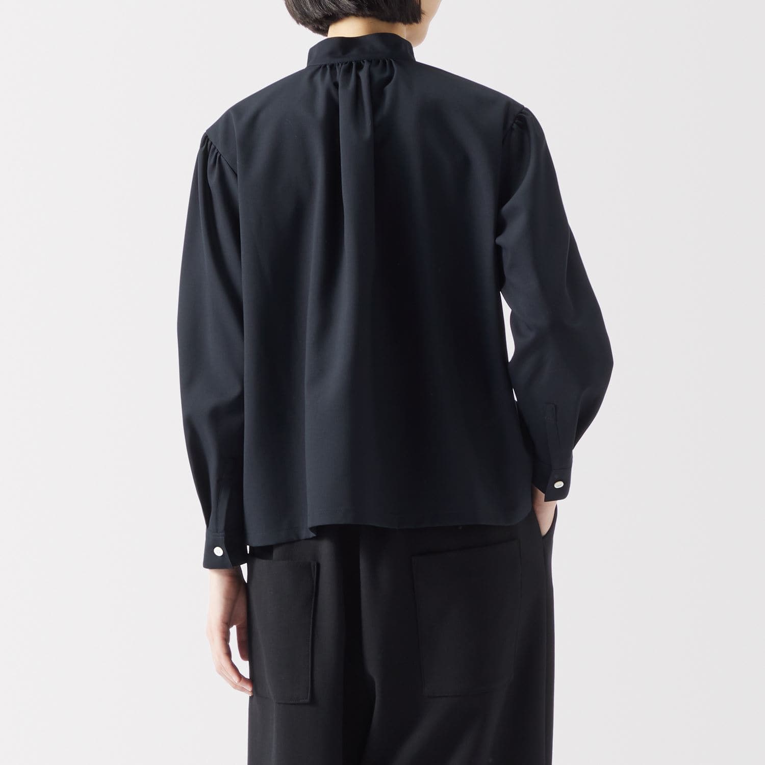 ［ＩＤＥＥ］Ｈ＆　ｂｙ　ＰＯＯＬ　スタンドアップカラーブラウス　ダークブルー