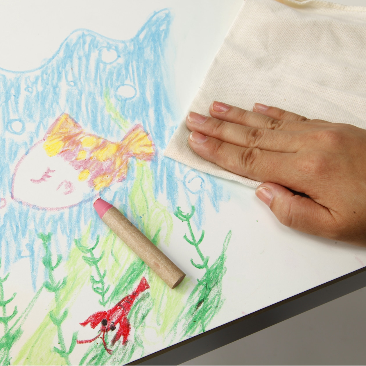 ぬれタオルで簡単におとせるクレヨン