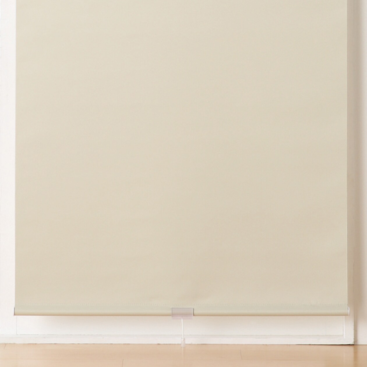 ポリエステルサテン遮光ロールスクリーン／アイボリー