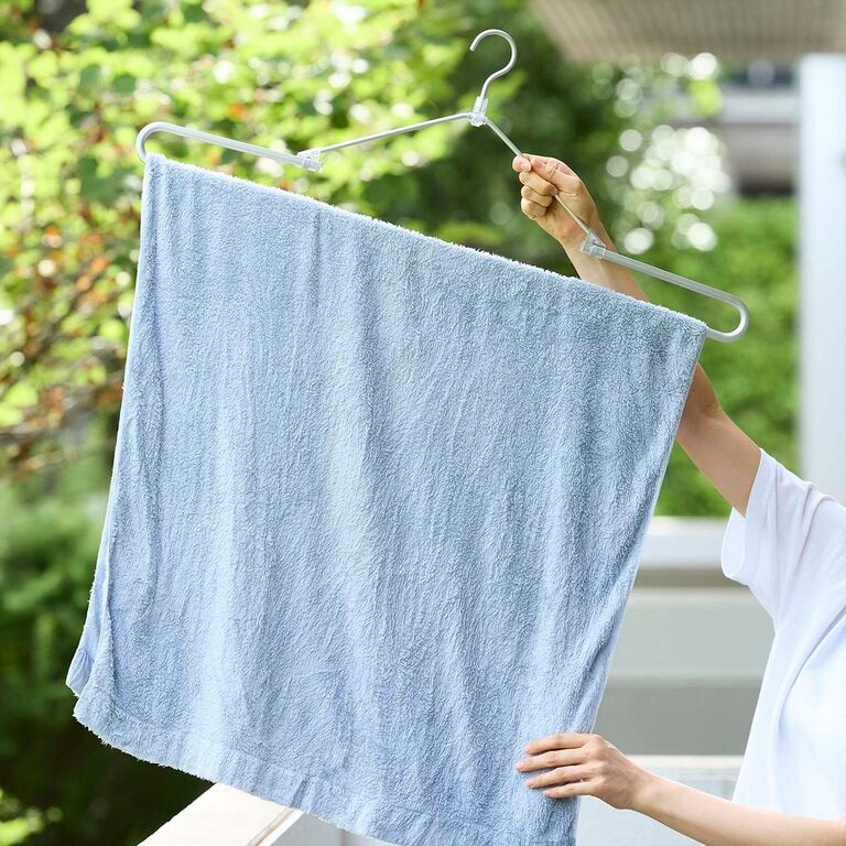 丈夫で、軽い。バスタオル用 伸縮ハンガー