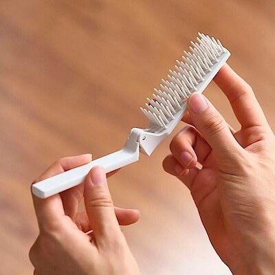 しっかり梳かせる。携帯用のヘアブラシ