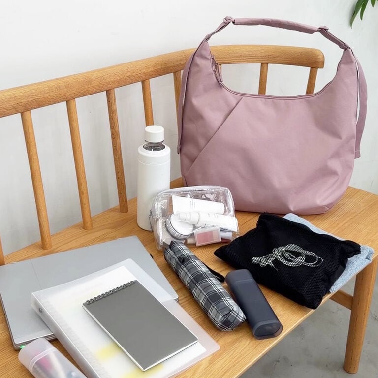 通勤にも、レジャーにも。たっぷり入るワンショルダーバッグ