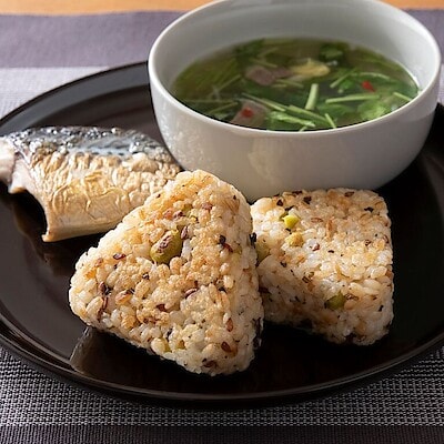 たんぱく質・食物繊維を手軽にとれる「冷凍おにぎり」の朝食・昼食アイデア