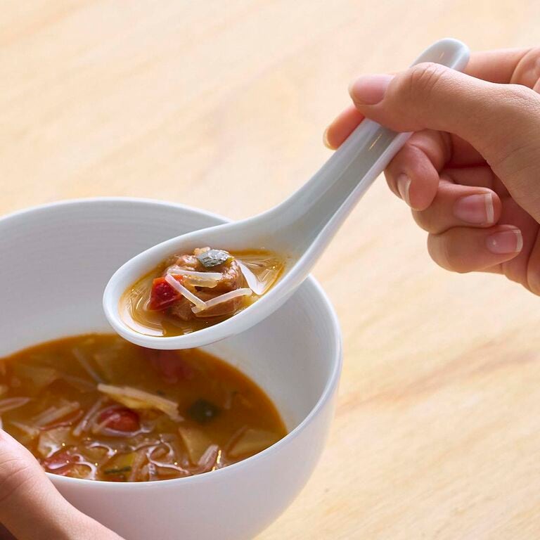 つるんとした口当たり。白磁 レンゲ